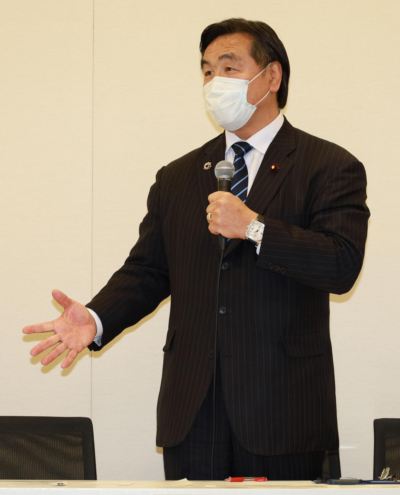 要望書を受け取り話をする馳浩衆議院議員（撮影・中島郁夫）