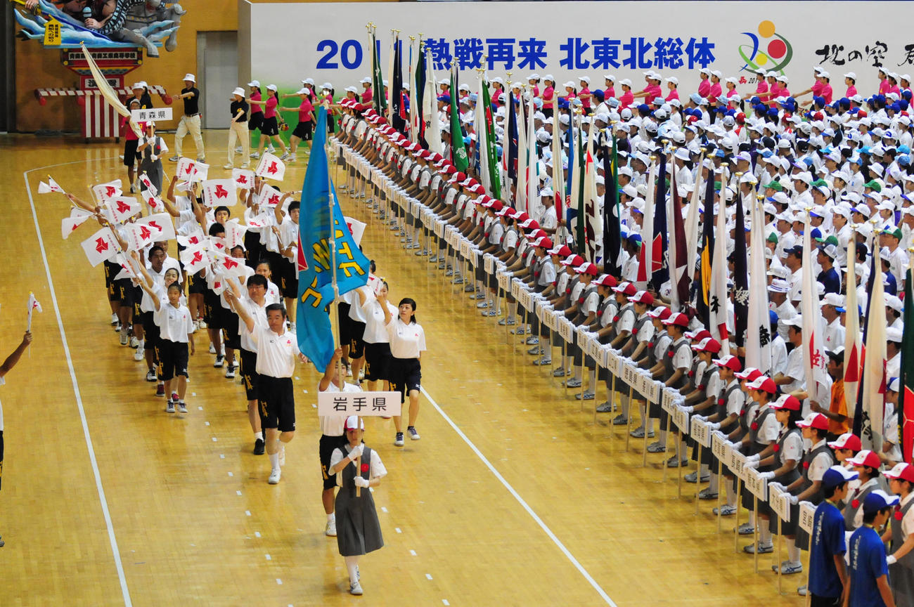入場行進する岩手県選手団（2011年7月28日撮影）