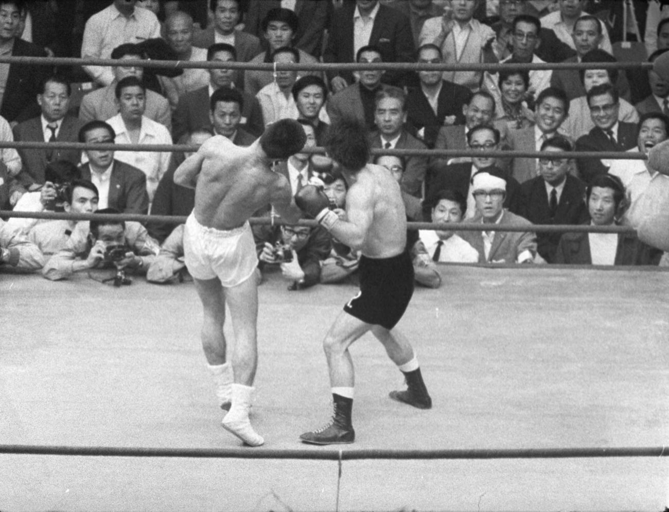 WBC世界ジュニアライト級選手権　沼田義明（5回KO）－同級7位ラウル・ロハス　防戦一方の沼田（左）だったが、5R右アッパーカットがものの見事にアゴに決まり、ロハス（右）はスローモーションのように崩れ落ちる。沼田は初防衛（1970年9月27日撮影）