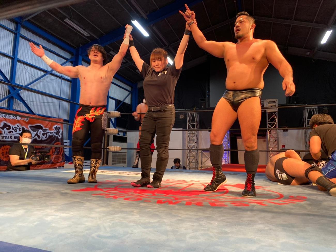 全日マットに初参戦し、タッグ戦で勝利した元W－1の児玉裕輔（左）と芦野祥太郎（全日本プロレス提供）