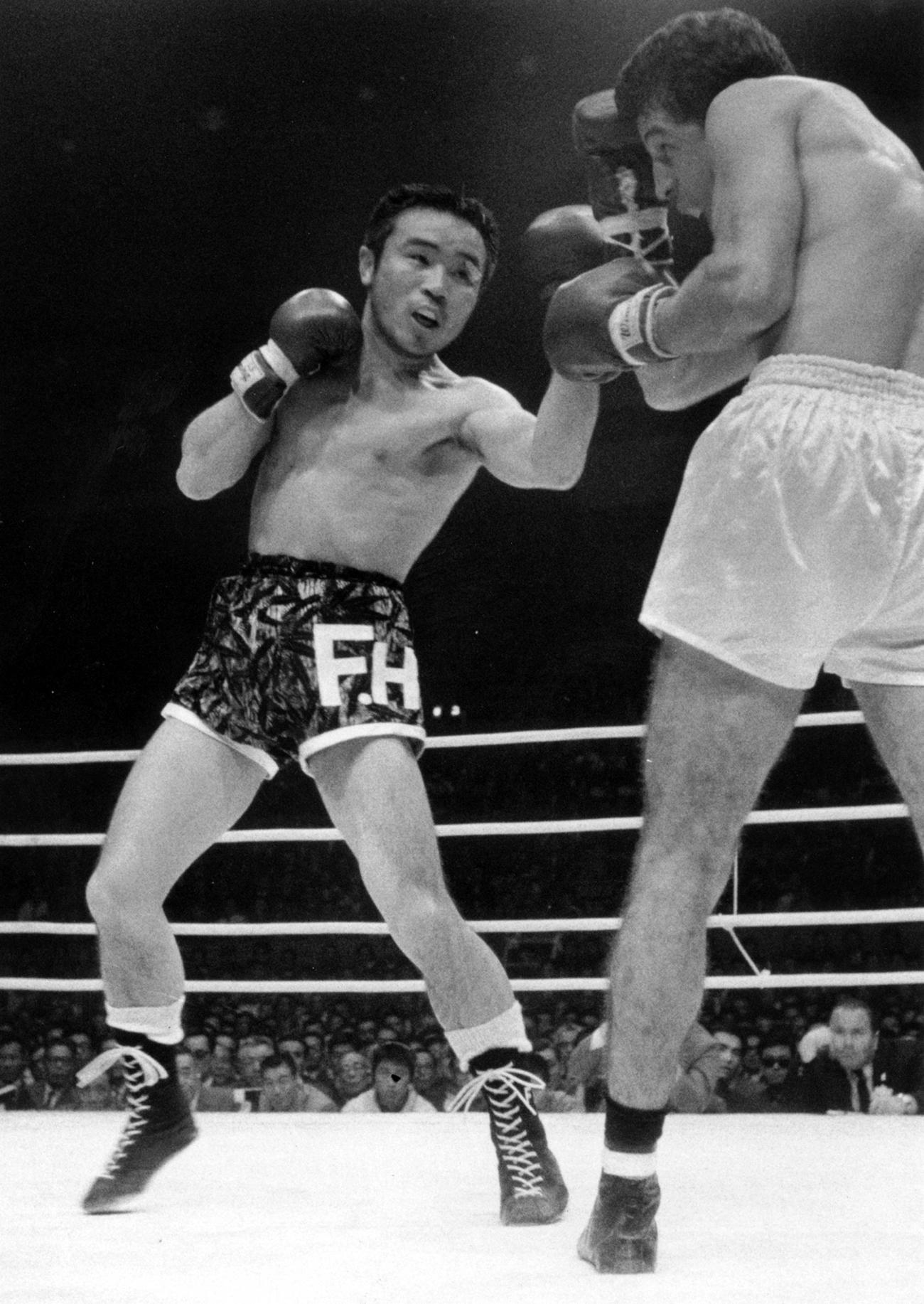 65年5月18日、WBA世界バンタム級タイトルマッチ、「黄金のバンタム」の異名を持つ王者エデル・ジョフレ（右）に左アッパーを放つ挑戦者のファイティング原田