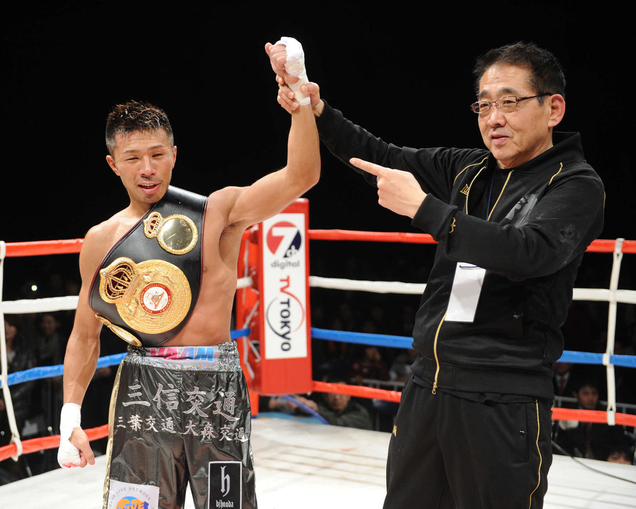 12回TKOで勝利し、チャンピオンベルトを巻いて渡辺均会長（右）と喜ぶ王者を奪取した内山高志（2010年1月11日撮影）