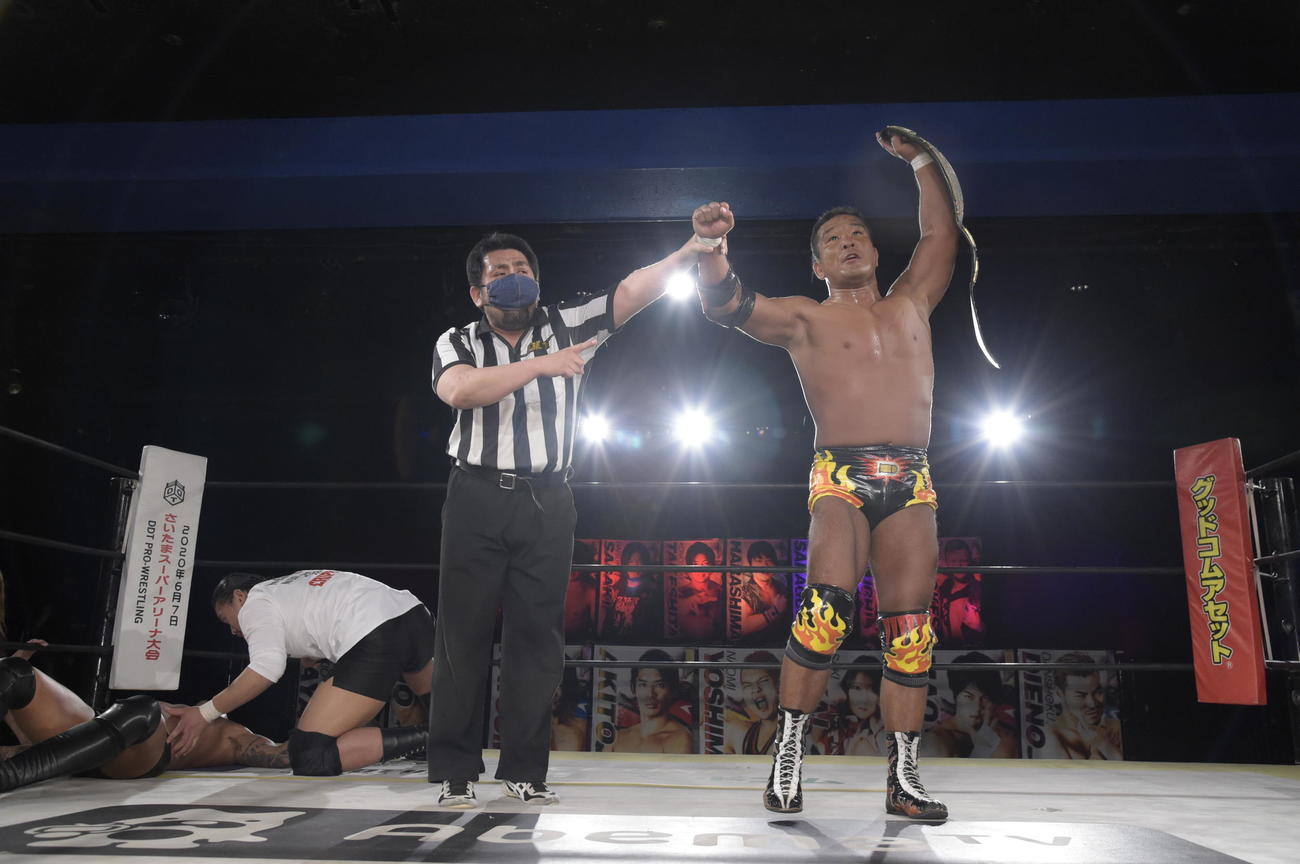 KO－D無差別選手権は王者田中将斗（右）が坂口征夫を下し、防衛した（DDTプロレスリング提供）