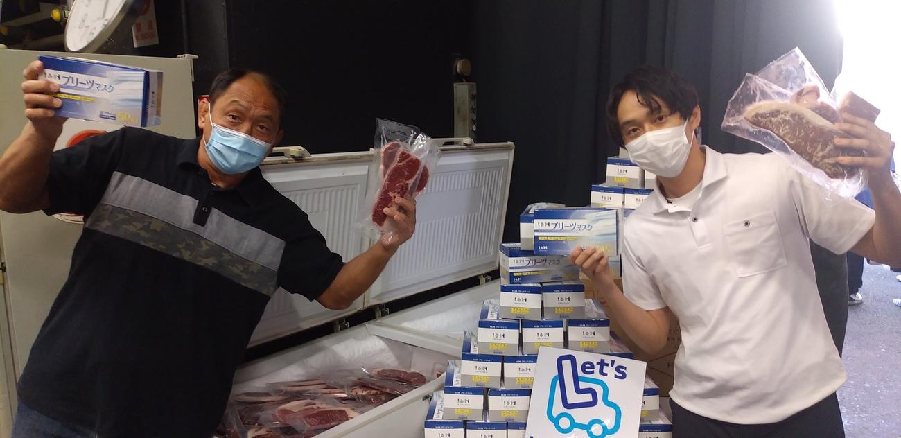 届けられた肉とマスクを手にするゼロワンの大谷晋二郎（左）と「レッツレンタカー」の下瀬駿社長（プロレスリングゼロワン提供）