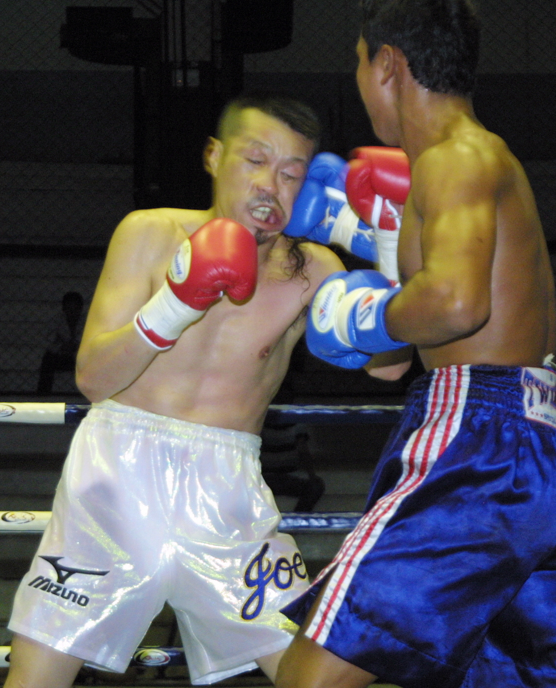 09年3月、ノンタイトル10回戦でサーカイ（右）の右フックを顔面に浴びる辰吉丈一郎（2009年3月8日撮影）