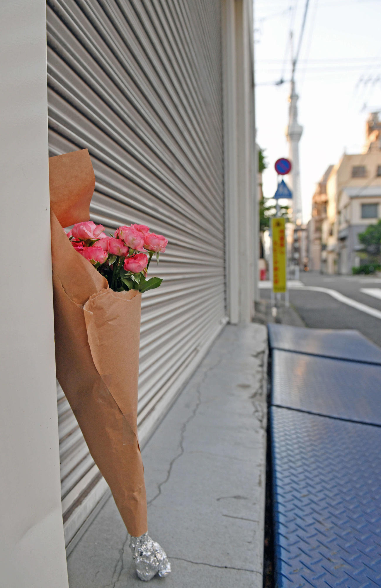 木村さんが所属するスターダムの道場前には、ピンクの花束が置かれていた（撮影・滝沢徹郎）