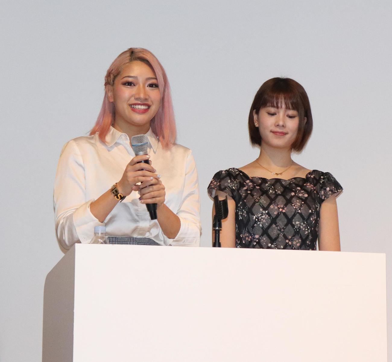 20年1月13日、会見で話す木村花さん（左）。5月6日の女性限定興行が決まり、「女性ファンだけの前でやってみたいという夢がかなった。女性の方が目が厳しい。そこをクリアして、盛り上げることができれば価値がある」と語っていた