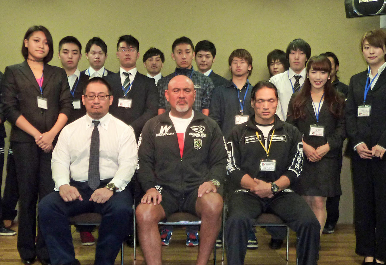 15年10月、W－1プロレス総合学院1期生の入学式で写真に納まる武藤敬司校長（前列中央）と木村花さん（2列目左端）
