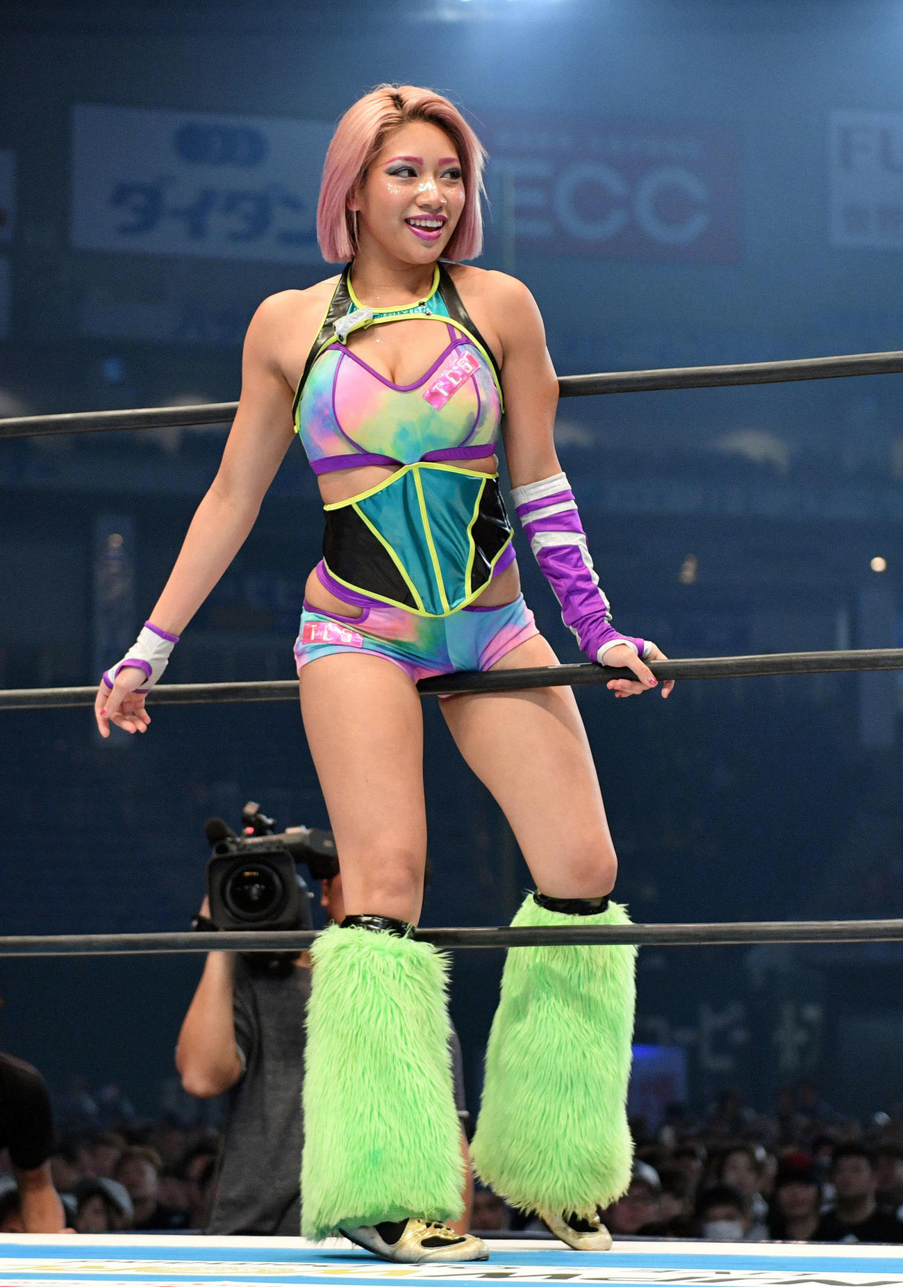 20年1月新日本プロレス東京ドーム大会　不敵な笑みでリングに入る木村花さん