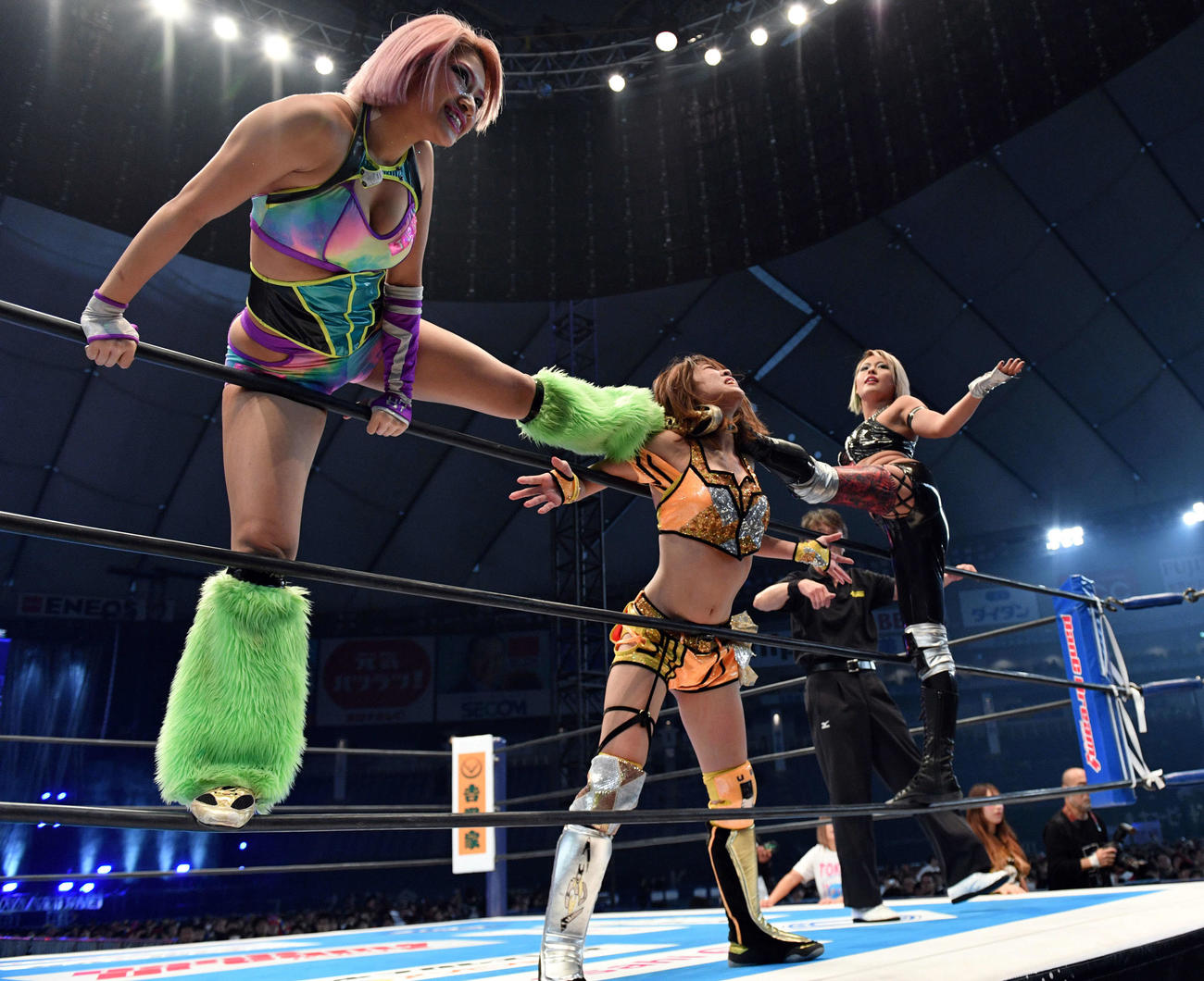 20年1月新日本プロレス東京ドーム大会　星輝ありさ（中央）を攻める木村花さん（左）