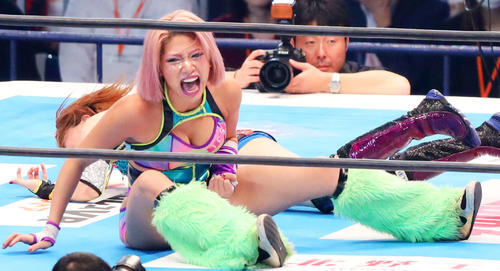 20年1月新日本プロレス東京ドーム大会 ガッツポーズでほえる木村花さん
