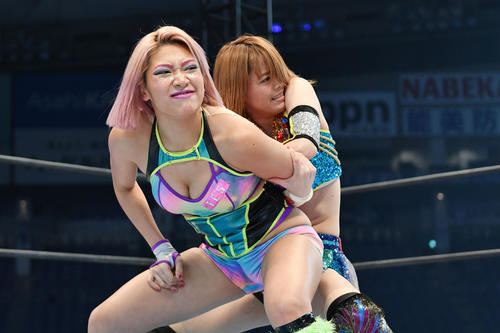 20年1月新日本プロレス東京ドーム大会 岩谷に攻められ苦しい表情を浮かべる木村花さん