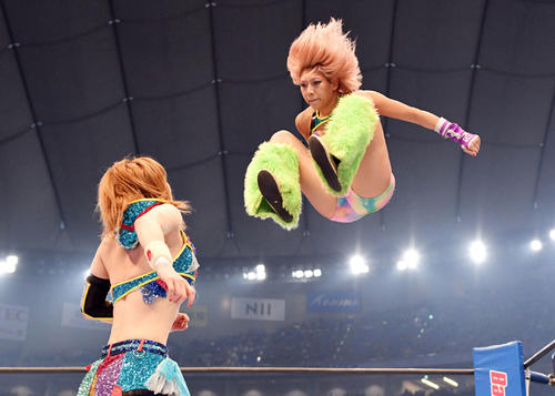 20年1月新日本プロレス東京ドーム大会 タッグマッチに登場。岩谷麻優(左)にドロップキックを放つ木村花さん