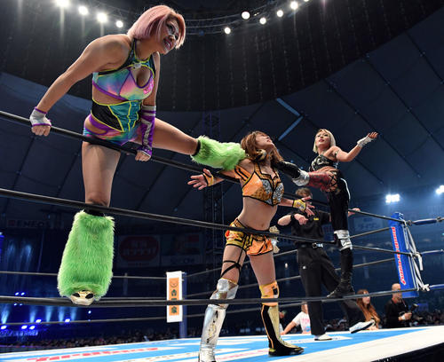 20年1月新日本プロレス東京ドーム大会 星輝ありさ(中央)を攻める木村花さん(左)