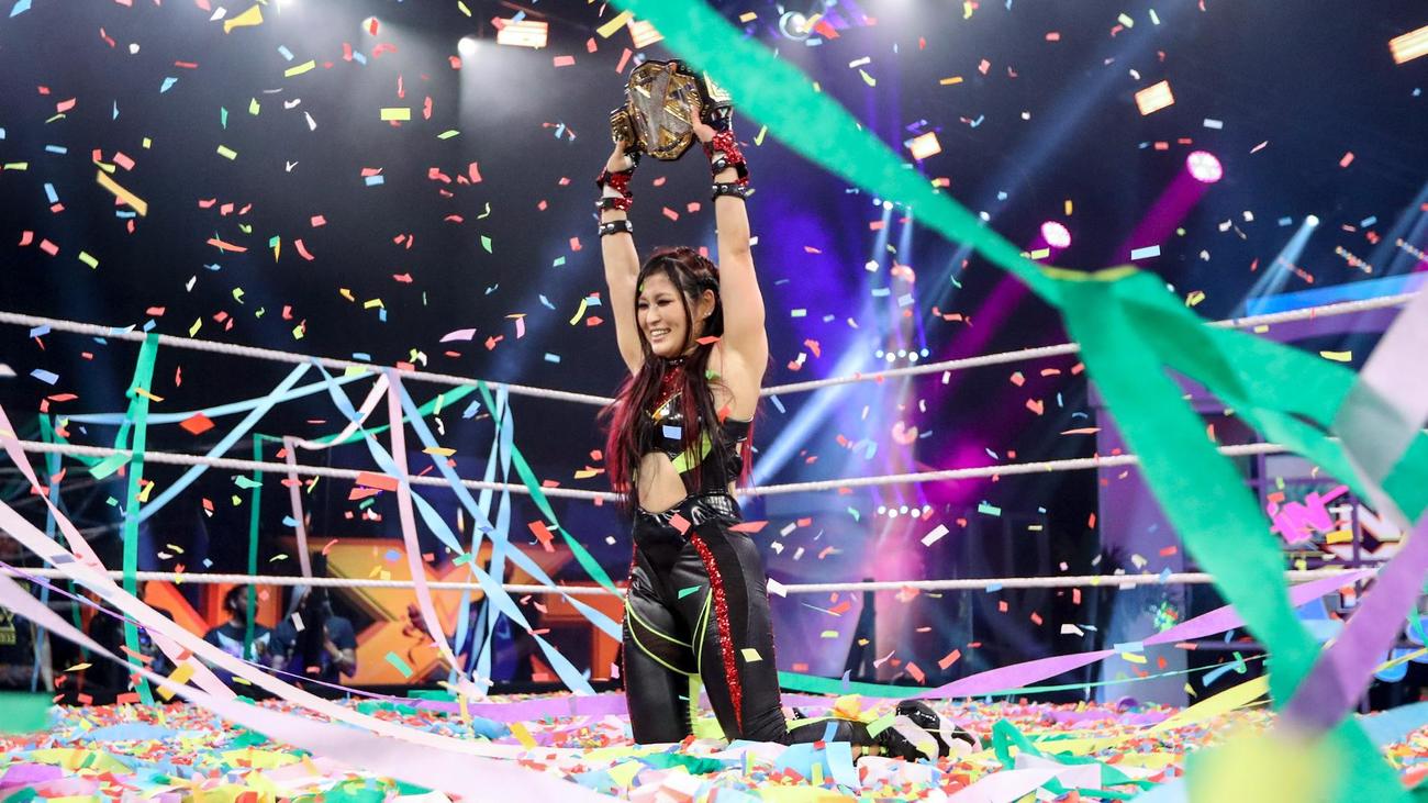 3WAY戦を制し、新NXT王者となった紫雷イオ(C)2020 WWE, Inc. All Rights Reserved