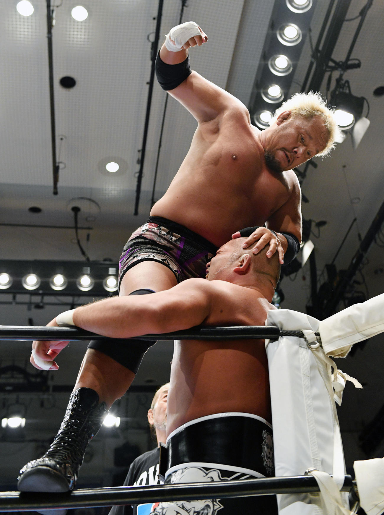 長州、越中、石井組対藤波、武藤、真壁組　　コーナーの石井（下）を殴る真壁（2019年6月26日撮影）