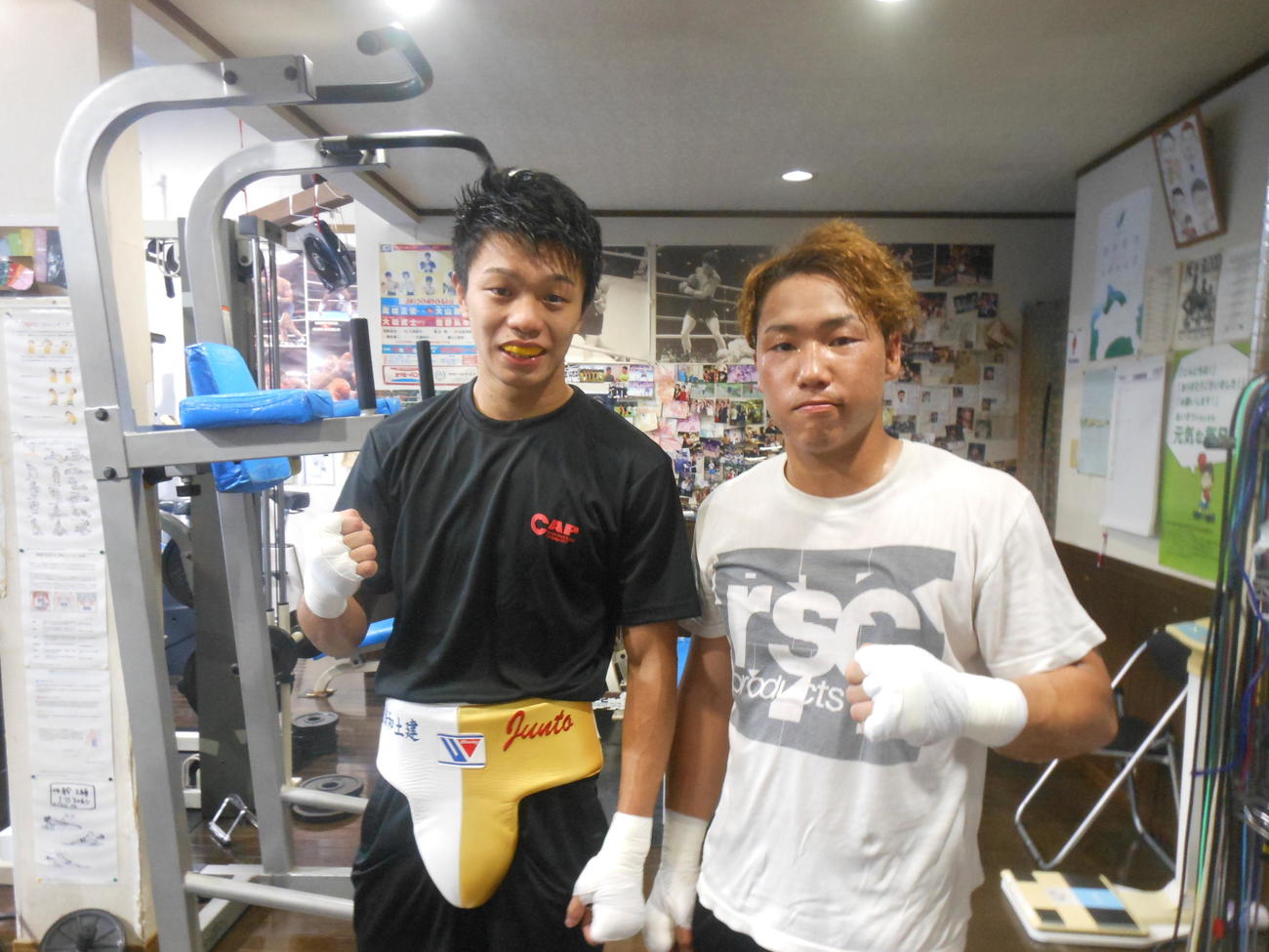 スパーリングした中谷潤人（左）と相手をした石井渡士也