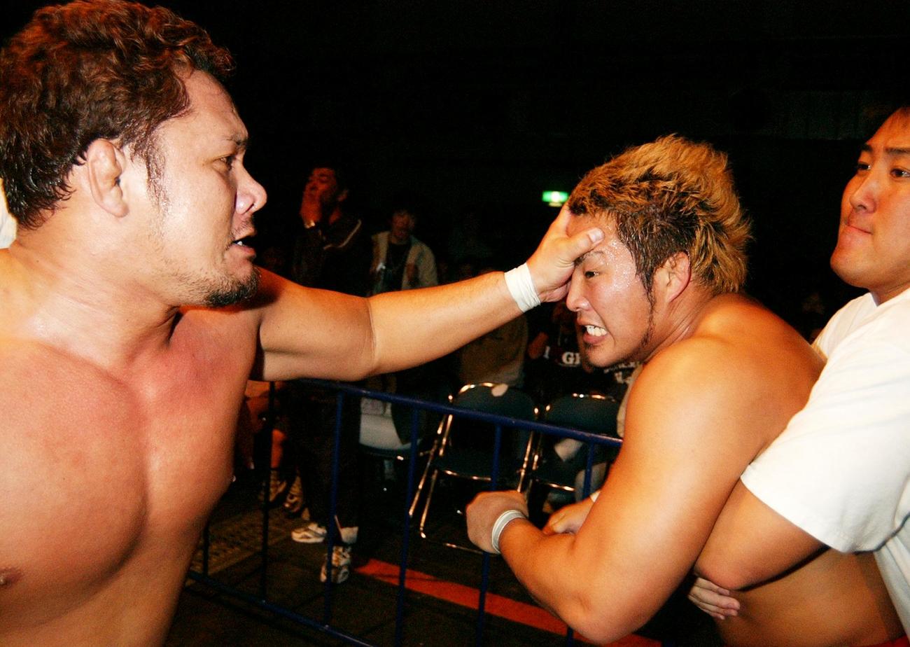 真壁は棚橋弘至（右）と激しい場外乱闘を演じた（2003年4月19日撮影）