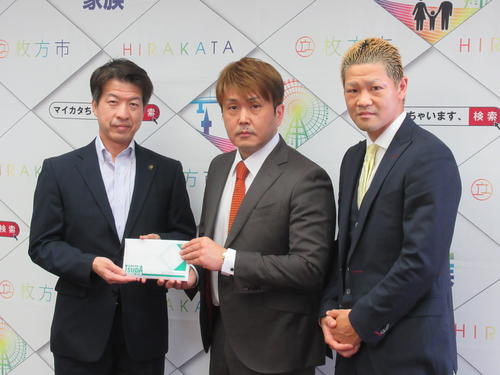 ツダジム本石会長と矢田良太が枚方市に100万寄付 ボクシング写真ニュース 日刊スポーツ