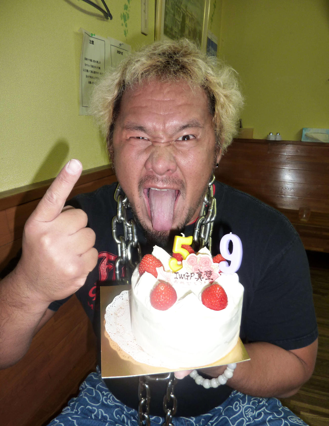 12年6月、IWGPヘビー級王者棚橋弘至とのタイトル戦を前にケーキで前祝いする真壁刀義