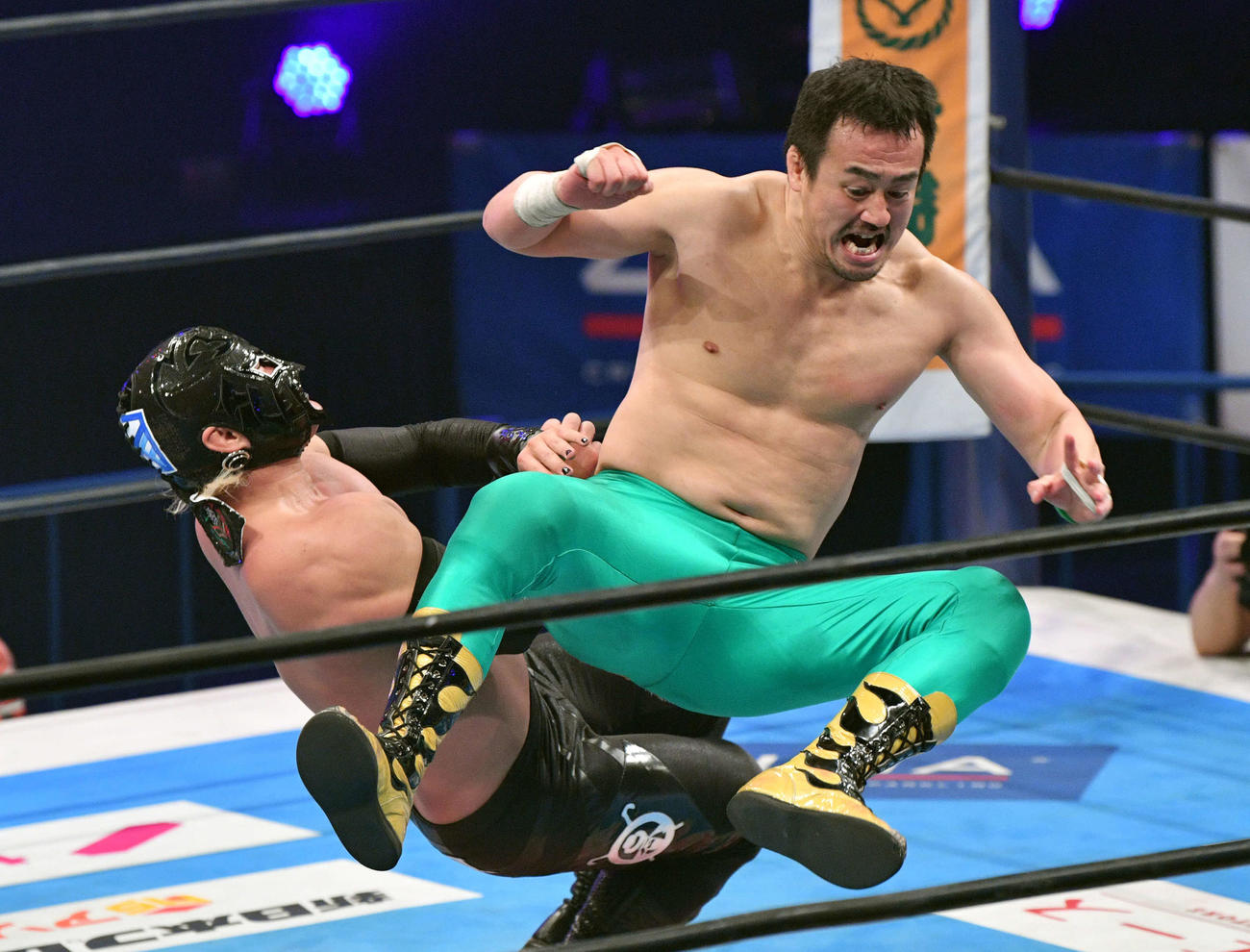 田口、小島、天山組対BUSHI、SANADA、EVIL組　BUSHI（左）を攻める田口（撮影・滝沢徹郎）