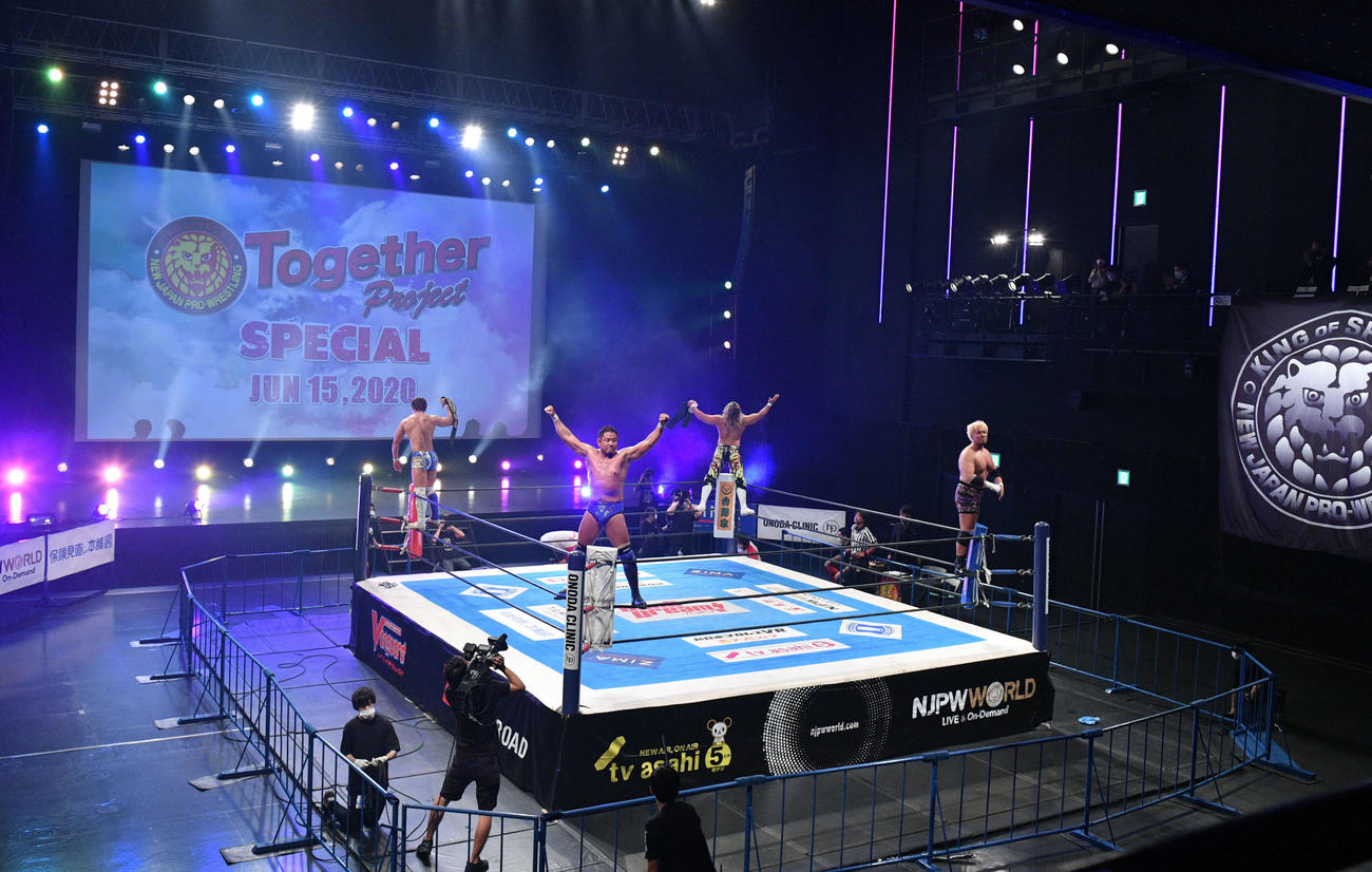 真壁、永田、飯伏、棚橋組対DOUKI、鈴木、ザック・セイバーJr、タイチ組　勝利をアピールする真壁、永田、飯伏、棚橋組（撮影・滝沢徹郎）