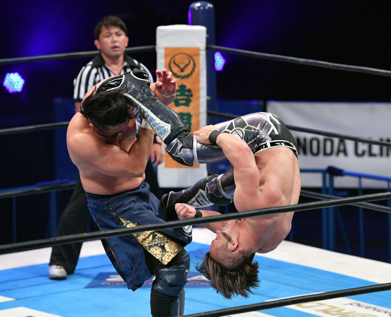 本間、YOSHI－HASHI、矢野、後藤組対邪道、外道、石森、高橋組　後藤（左）に蹴りを見舞う石森（撮影・滝沢徹郎）