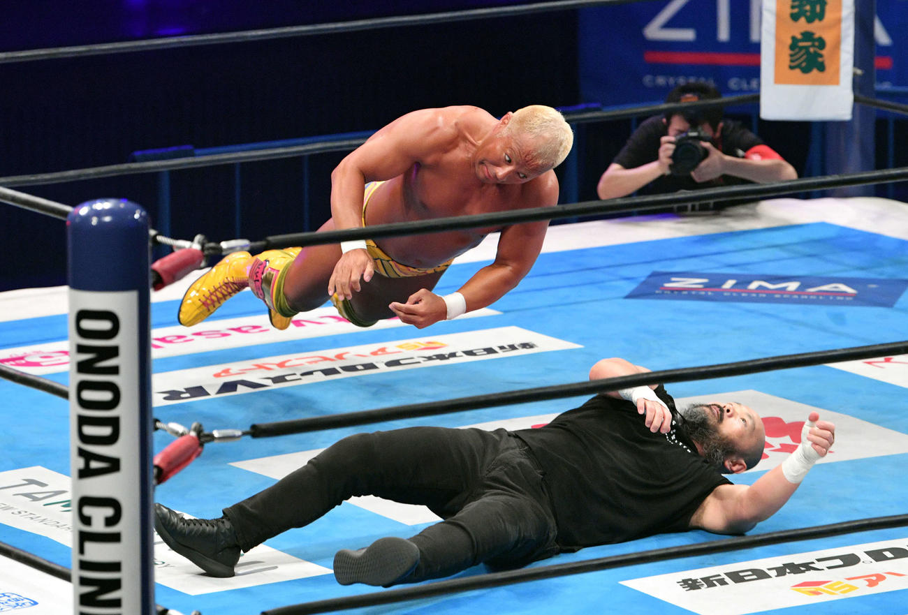 本間、YOSHI－HASHI、矢野、後藤組対邪道、外道、石森、高橋組　頭突きを自爆する本間（上）。下は外道（撮影・滝沢徹郎）