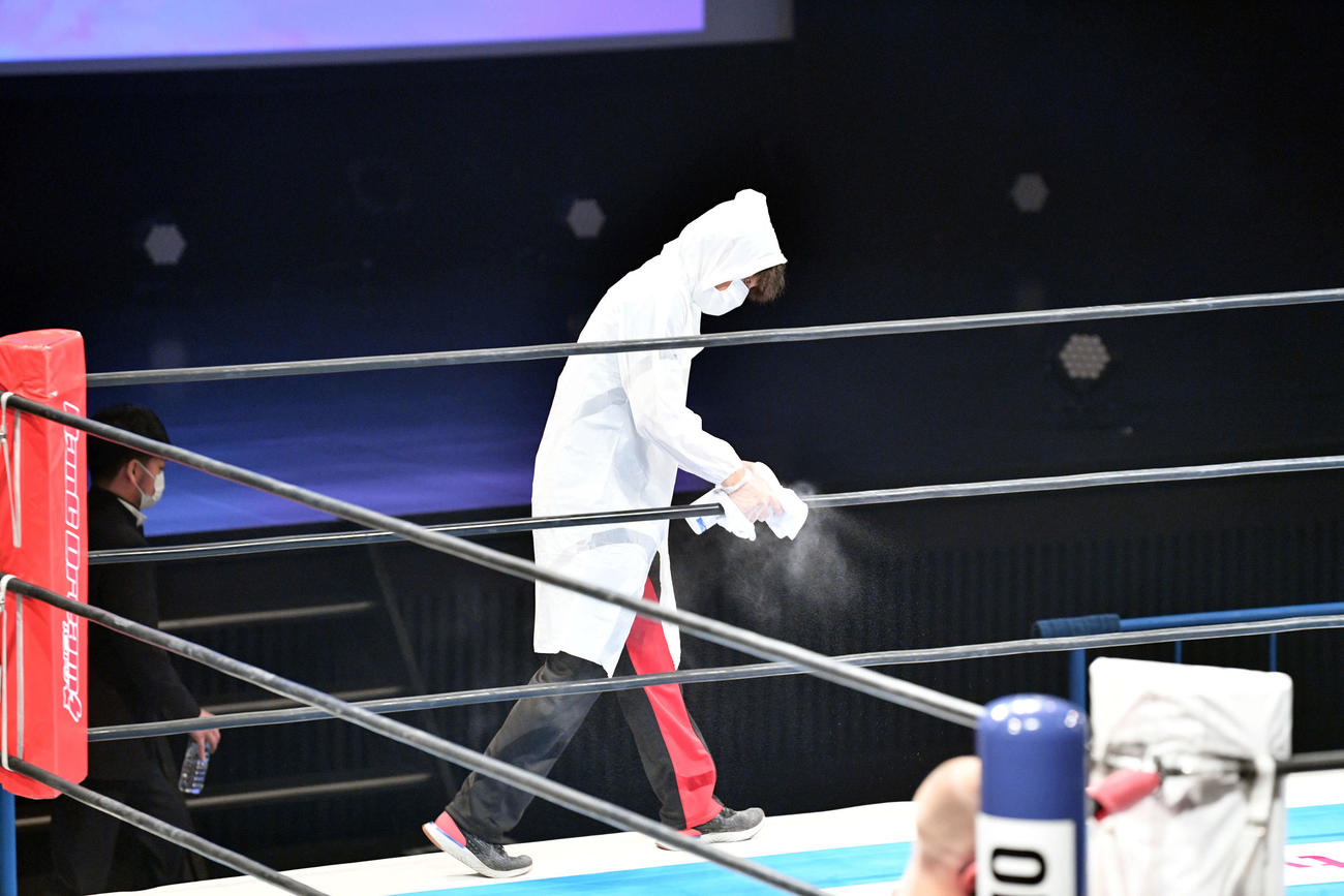 試合の間にリングを消毒するスタッフ（撮影・滝沢徹郎）