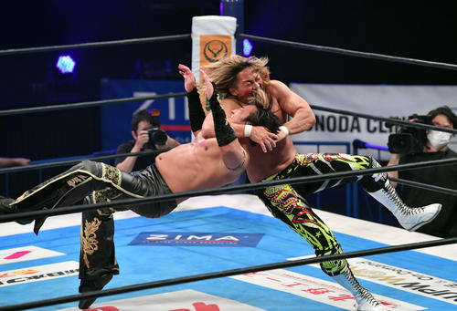 真壁、永田、飯伏、棚橋組対DOUKI、鈴木、ザック・セイバーJr、タイチ組 タイチ(左)にスリングブレイドを見舞う棚橋(撮影・滝沢徹郎)