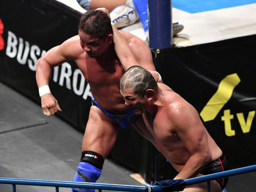 真壁、永田、飯伏、棚橋組対DOUKI、鈴木、ザック・セイバーJr、タイチ組 場外で永田(左)を攻める鈴木(撮影・滝沢徹郎)