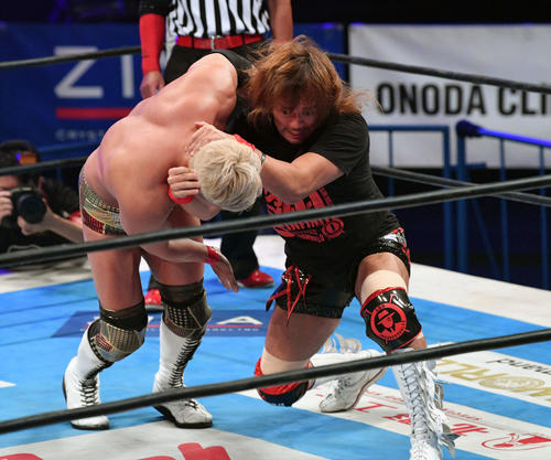 SHO、YOH、オカダ組対高橋、鷹木、内藤組 オカダ(左)を投げる内藤(撮影・滝沢徹郎)