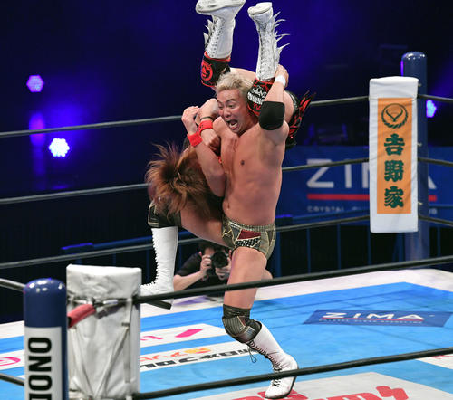 SHO、YOH、オカダ組対高橋、鷹木、内藤組 内藤(上)を攻めるオカダ(撮影・滝沢徹郎)