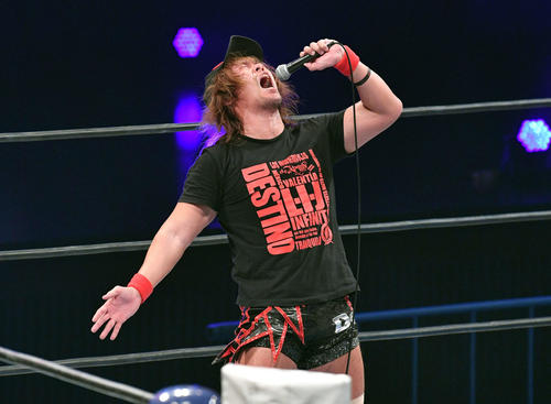 SHO、YOH、オカダ組対高橋、鷹木、内藤組 試合に勝利し叫ぶ内藤(撮影・滝沢徹郎)