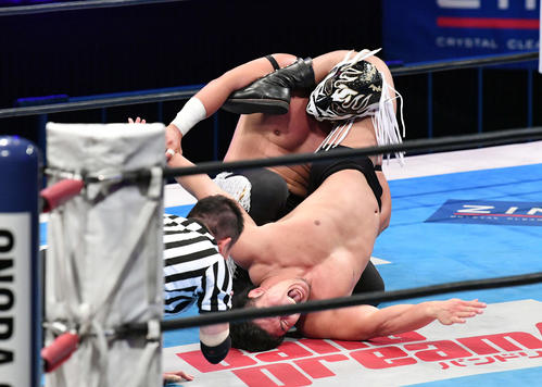 上村、石井組対金丸、エル・デスペラード組 上村(下)にヌメロ・ドスを決めるエル・デスペラード(撮影・滝沢徹郎)