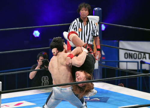 SHO、YOH、オカダ組対高橋、鷹木、内藤組 YOH(左)にデスティーノを決める内藤(撮影・滝沢徹郎)