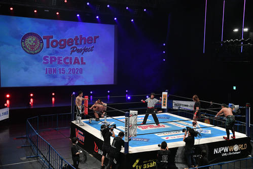 SHO、YOH、オカダ組対高橋、鷹木、内藤組 リングで対峙するオカダ(左)と内藤(撮影・滝沢徹郎)