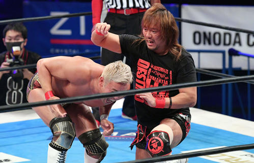 SHO、YOH、オカダ組対高橋、鷹木、内藤組 オカダ(左)を攻める内藤(撮影・滝沢徹郎)