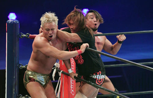 SHO、YOH、オカダ組対高橋、鷹木、内藤組 オカダ(左)を攻める内藤(中央)(撮影・滝沢徹郎)