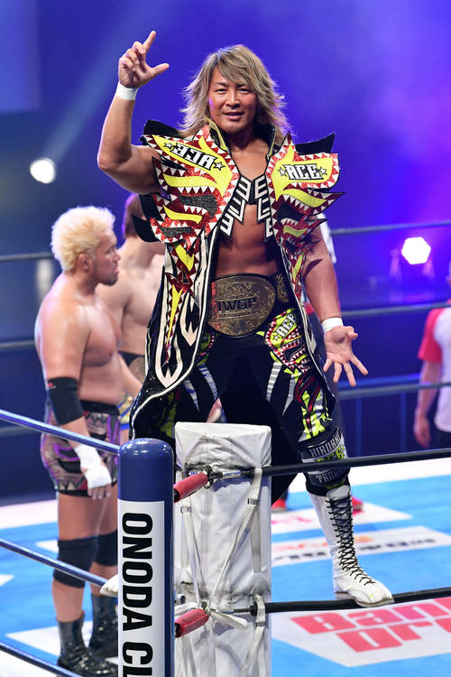 真壁、永田、飯伏、棚橋組対DOUKI、鈴木、ザック・セイバーJr、タイチ組 入場しポーズを決める棚橋(撮影・滝沢徹郎)