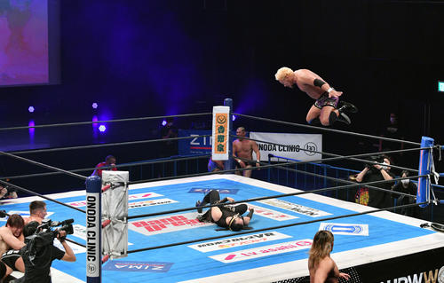 真壁、永田、飯伏、棚橋組対DOUKI、鈴木、ザック・セイバーJr、タイチ組 DOUKI(下)にキングコング・ニードロップを決める真壁(撮影・滝沢徹郎)