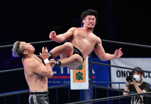 上村、石井組対金丸、エル・デスペラード組 金丸(左)にドロップキックを見舞う上村(撮影・滝沢徹郎)