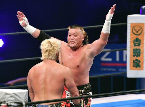 田口、小島、天山組対BUSHI、SANADA、EVIL組 SANADA(手前)にモンゴリアンチョップを見舞う天山(撮影・滝沢徹郎)