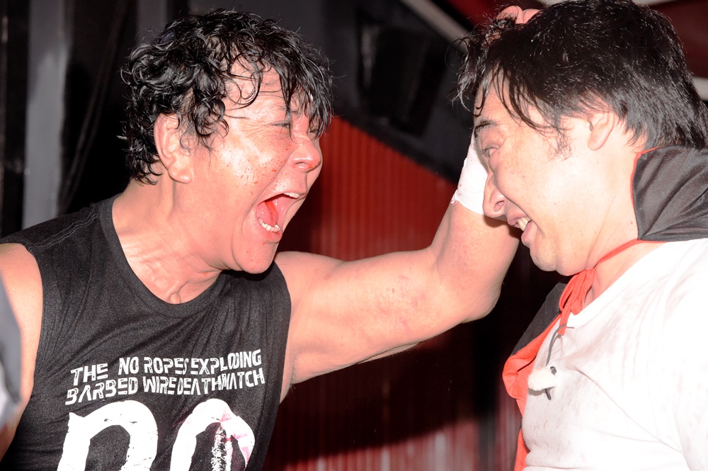 試合後、MC役のジャングルポケット斉藤慎二（右）に「お前は便所でやったことあるだろ？」と迫る大仁田厚（DDTプロレスリング提供）