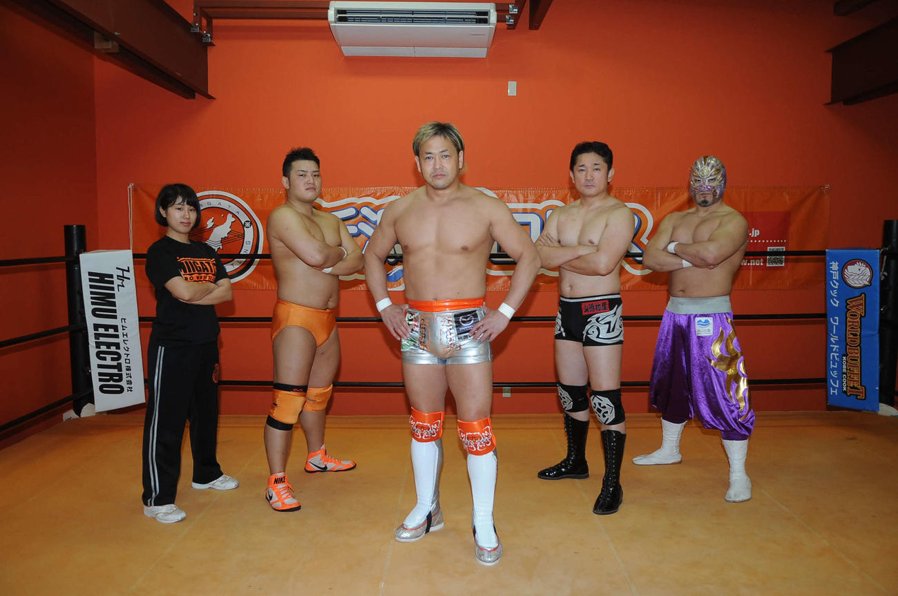 団体をPRする新潟プロレス。左から水落麻衣、鈴木敬喜、シマ重野、前田誠、ビッグ・THE・良寛
