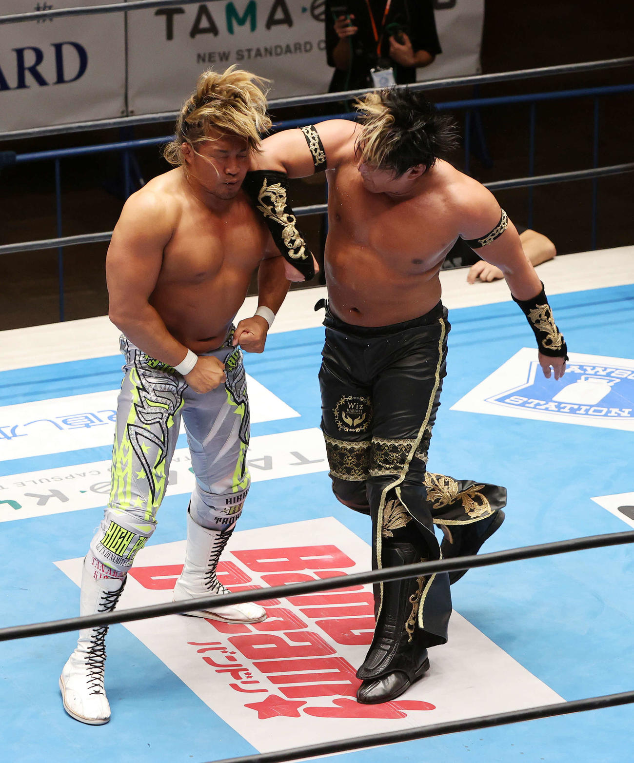 棚橋弘至対タイチ　棚橋弘至（左）にエルボを決めるタイチ（撮影・鈴木正人）