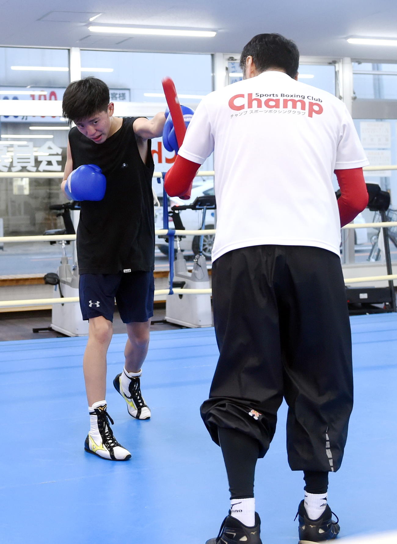 パンチを打ち込む青森北・佐藤（左）と五十嵐代表（撮影・山田愛斗）