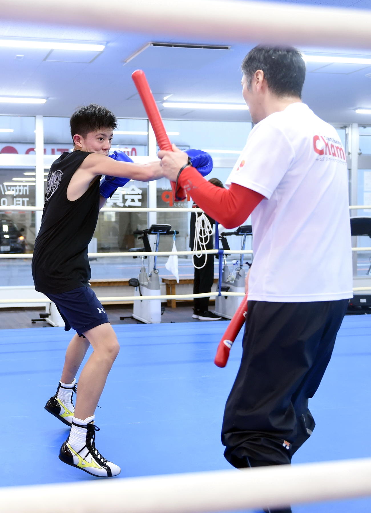 パンチを打ち込む青森北・佐藤（左）と五十嵐代表（撮影・山田愛斗）