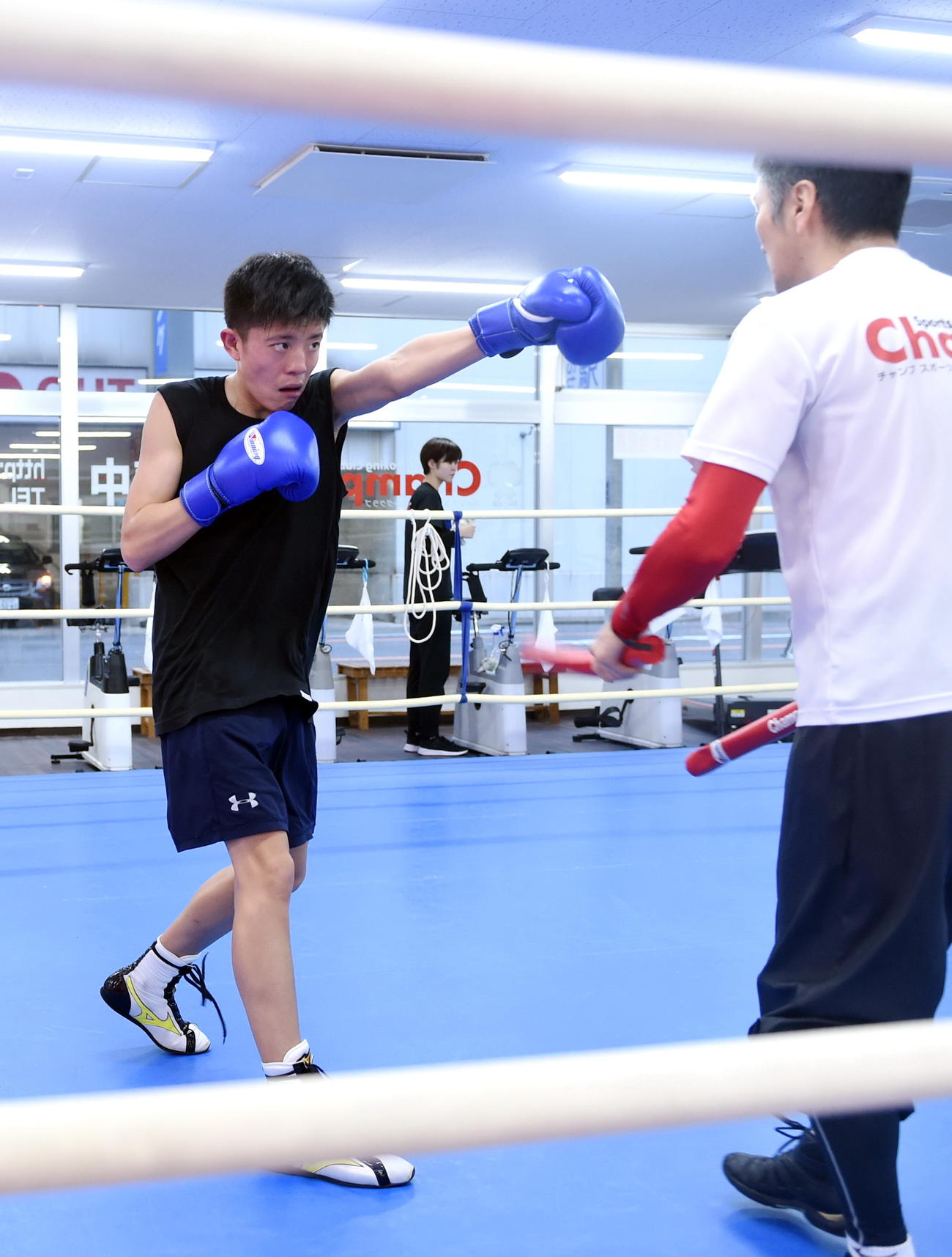 パンチを打ち込む青森北・佐藤（左）と五十嵐代表（撮影・山田愛斗）