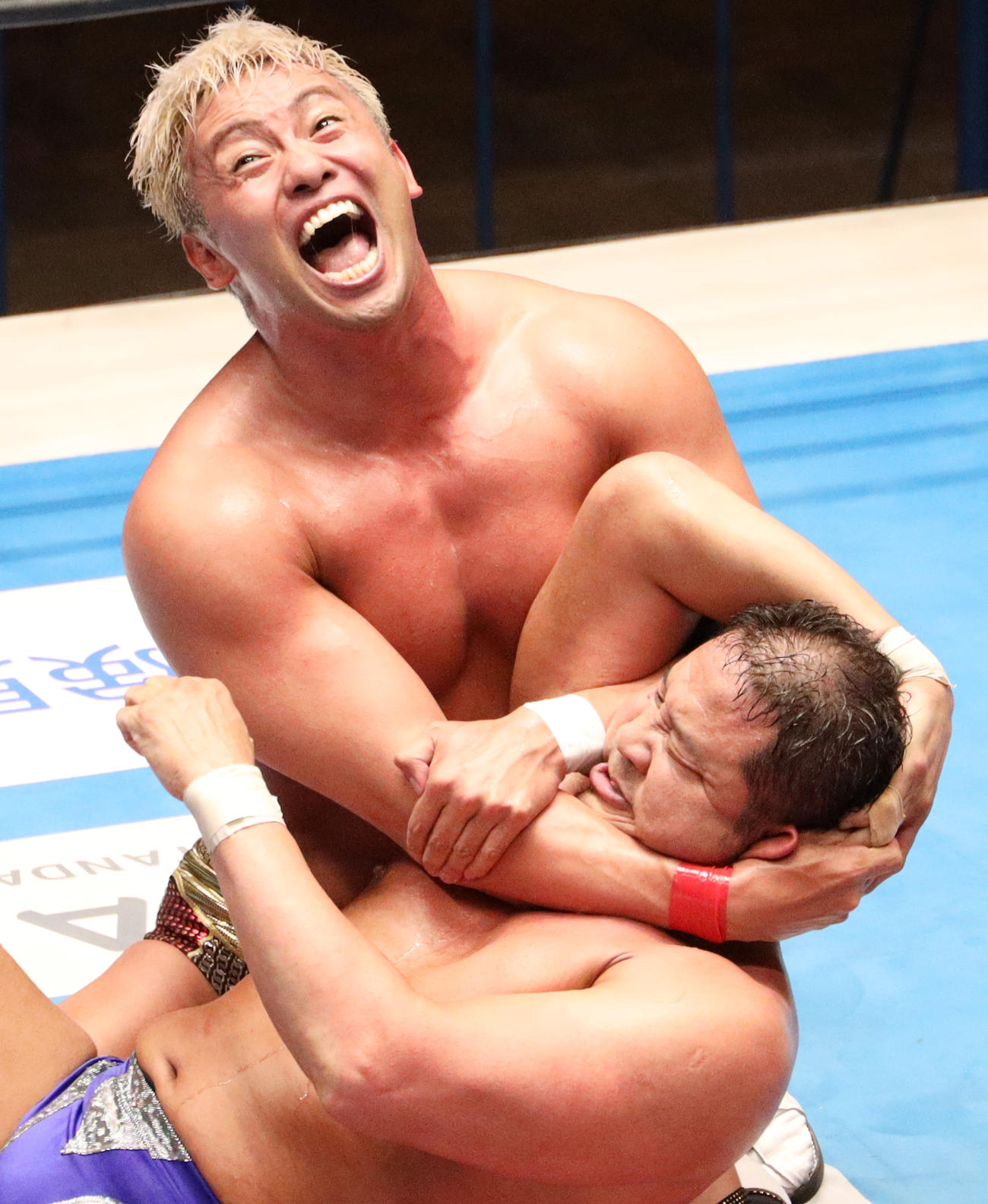 永田裕志（下）にコブラクラッチを決めるオカダ・カズチカ（撮影・中島郁夫）